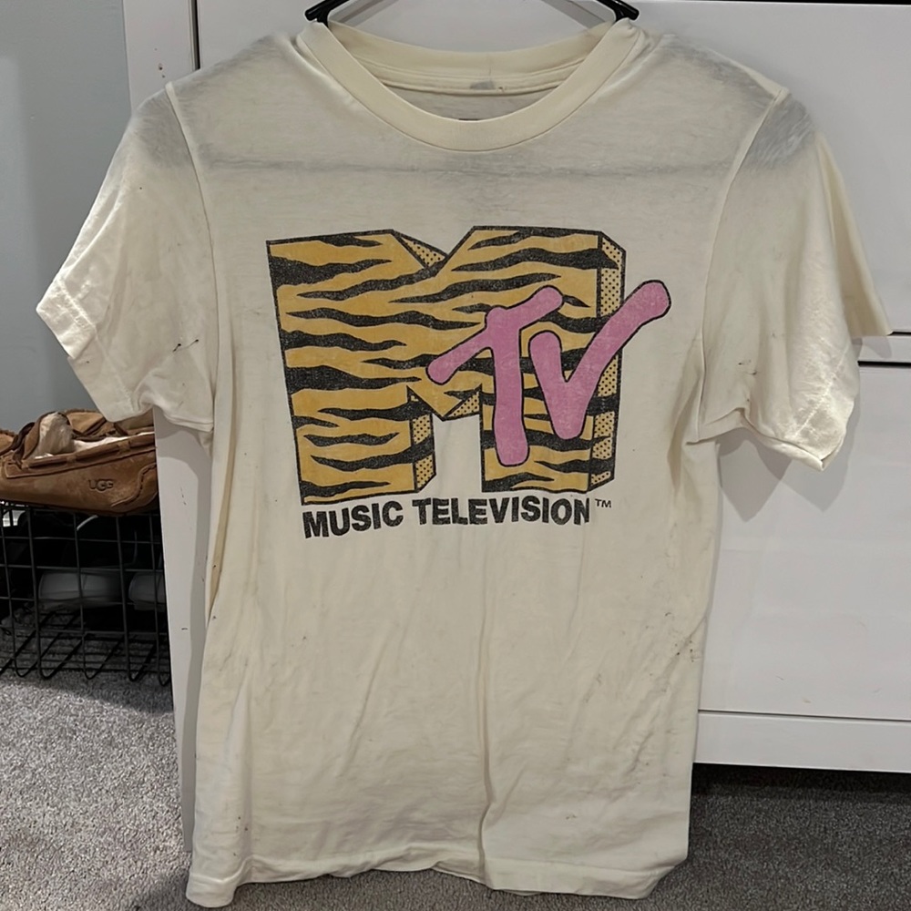 Buckle Graphic Tee